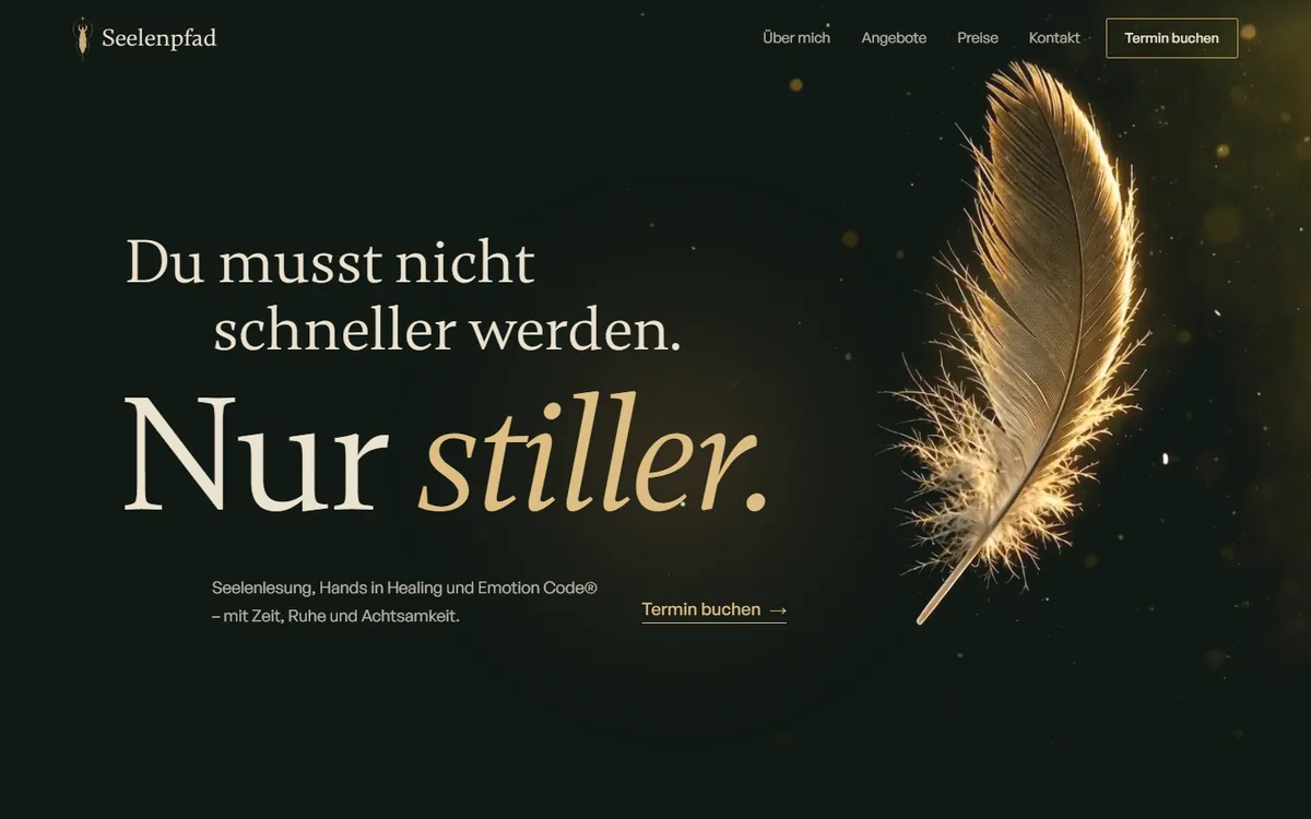 Entwurf 3 für Seelenpfad: dunkle Bühne, goldene Feder, Schrift in Elfenbein
